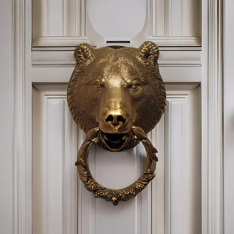 На память: Бронзовая дверная ручка «Медведь»