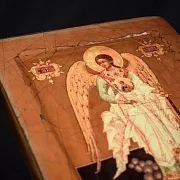 Икона деревянная "Ангел Хранитель" — оригинальный подарок — фотография 4