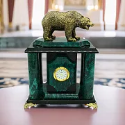 Интерьерные часы «Медведь» из змеевика — красивый подарок — фотография 1