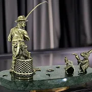 Подарочная бронзовая композиция «Рыбак» с зайцем и змеевиком — фотография 1