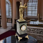 Настольные часы «Фемида» из жадеита и долерита — красивый подарок — фотография 1