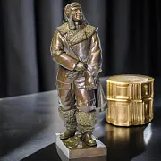 Бронзовая композиция «Полярный лётчик» — необычный подарок — фотография 1