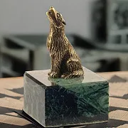 Подарочная бронзовая статуэтка «Воющий волк» на змеевике — фотография 1