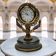 Настольные часы с российским флагом из бронзы и змеевика в подарок — фотография 1