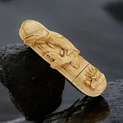 На память: Флешка «Щука» с объёмным декором из дерева — фотография 1