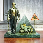Бронзовый сувенир «Работник ДРСУ 1» — необычный подарок — фотография 1
