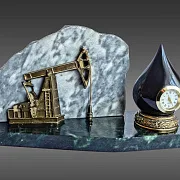 Подарочные настольные часы «Нефтяная качалка» из бронзы и змеевика — фотография 4