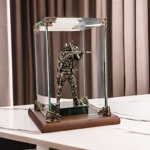 На память: Бронзовая статуэтка «Спецназовец на камне» в стеклянной коробке