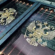 Подарочные нарды под стеклом «Герб России» — фотография 8