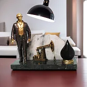 Бронзовый сувенир «Работник нефтяной промышленности» с качалкой — необычный подарок — фотография 1